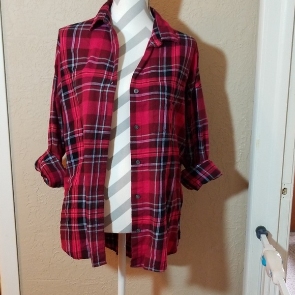 Old Navy Tops - 😋Large Old Navy Boyfriend Button Down😋